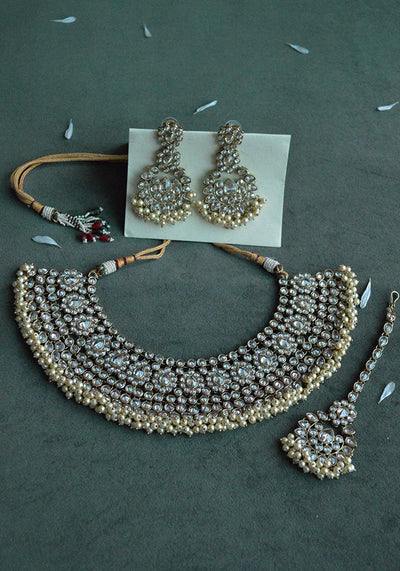 Gold Toned Kundan Necklace Set with Pearl Droplet and Maang Tikka