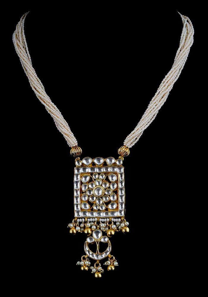 Gold Toned Kundan Necklace with Pearls